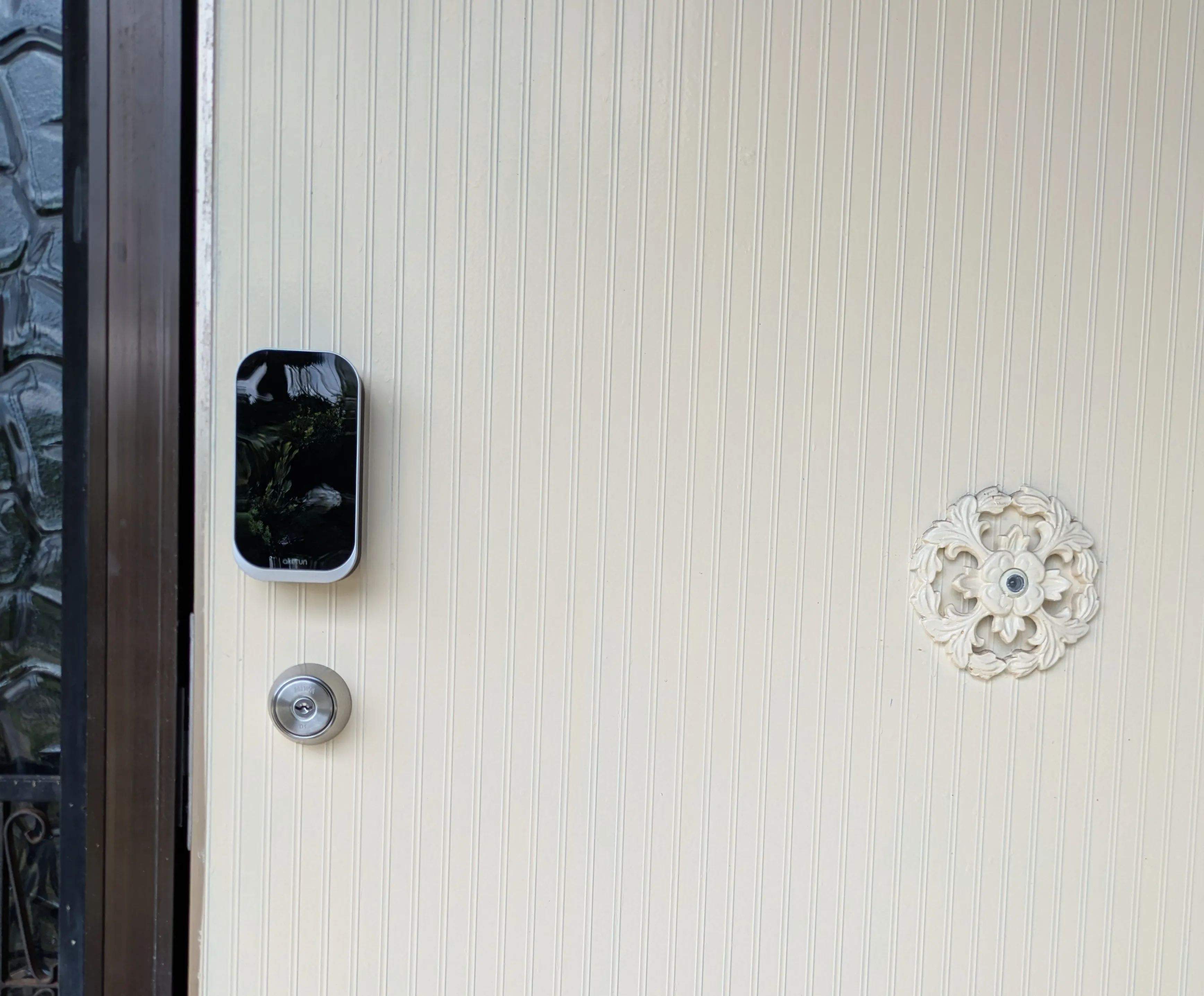 外から見たKit-Baseの玄関。スマートロックで解錠する