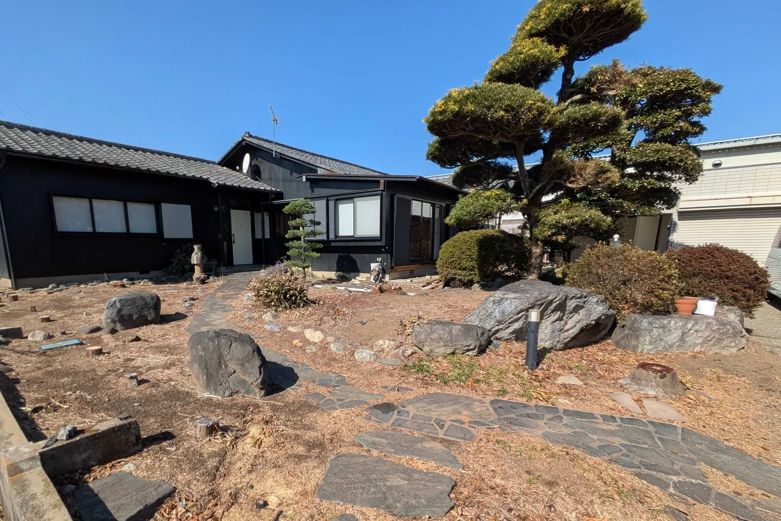 瓦屋根と松のある桐生・広沢町の古民家の外観