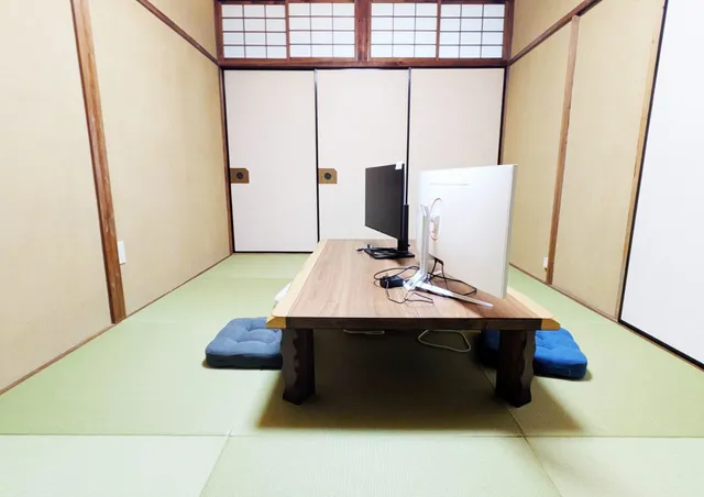 ローテーブルとモニターのある畳の間