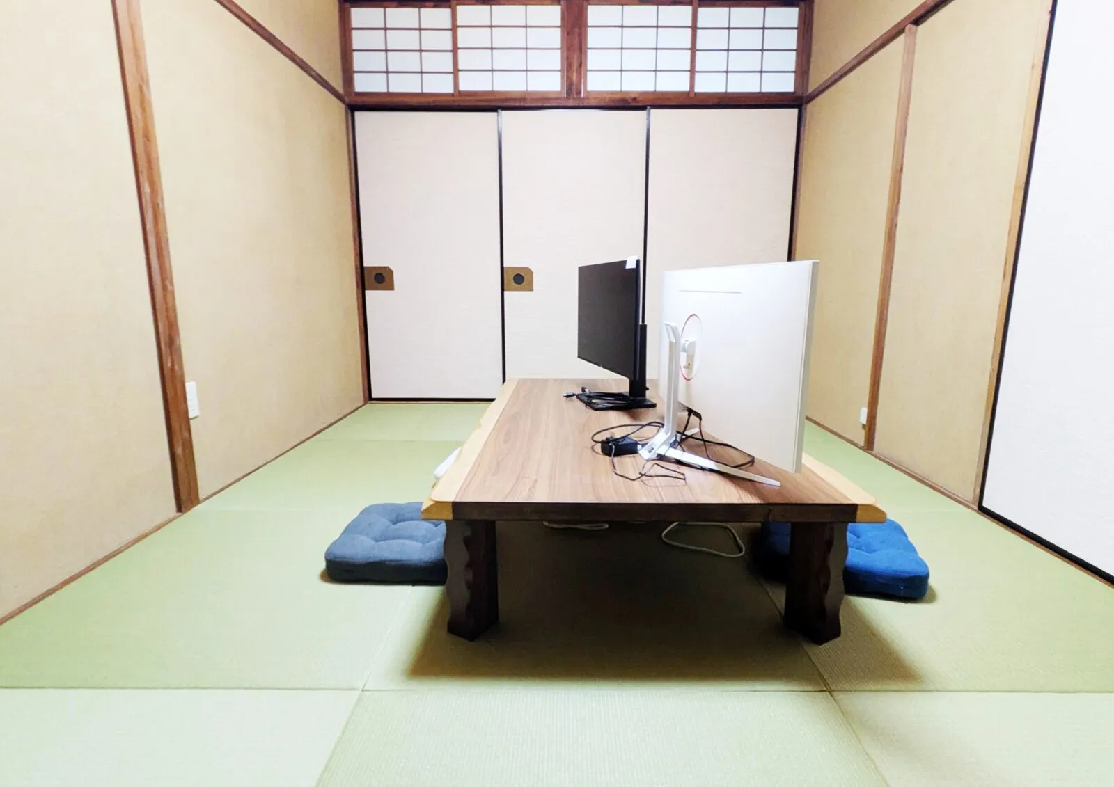 ローテーブルとモニターのある畳の間